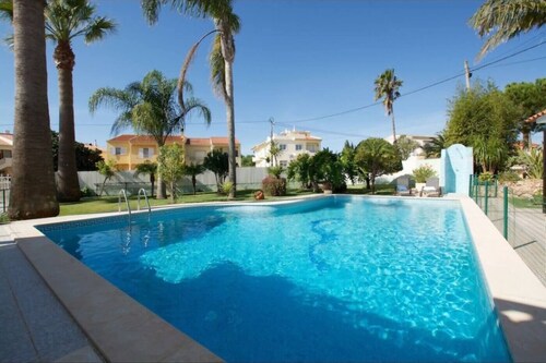 Monte S José House (3 suites. Large private garden and pool) in quiet location