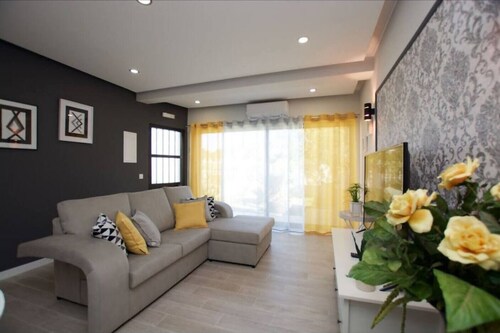 Monte S José House (3 suites. Large private garden and pool) in quiet location