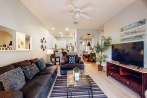 Televisio, DVD-soitin, pöytäjalkapallopöytä, pöytätennispöytä