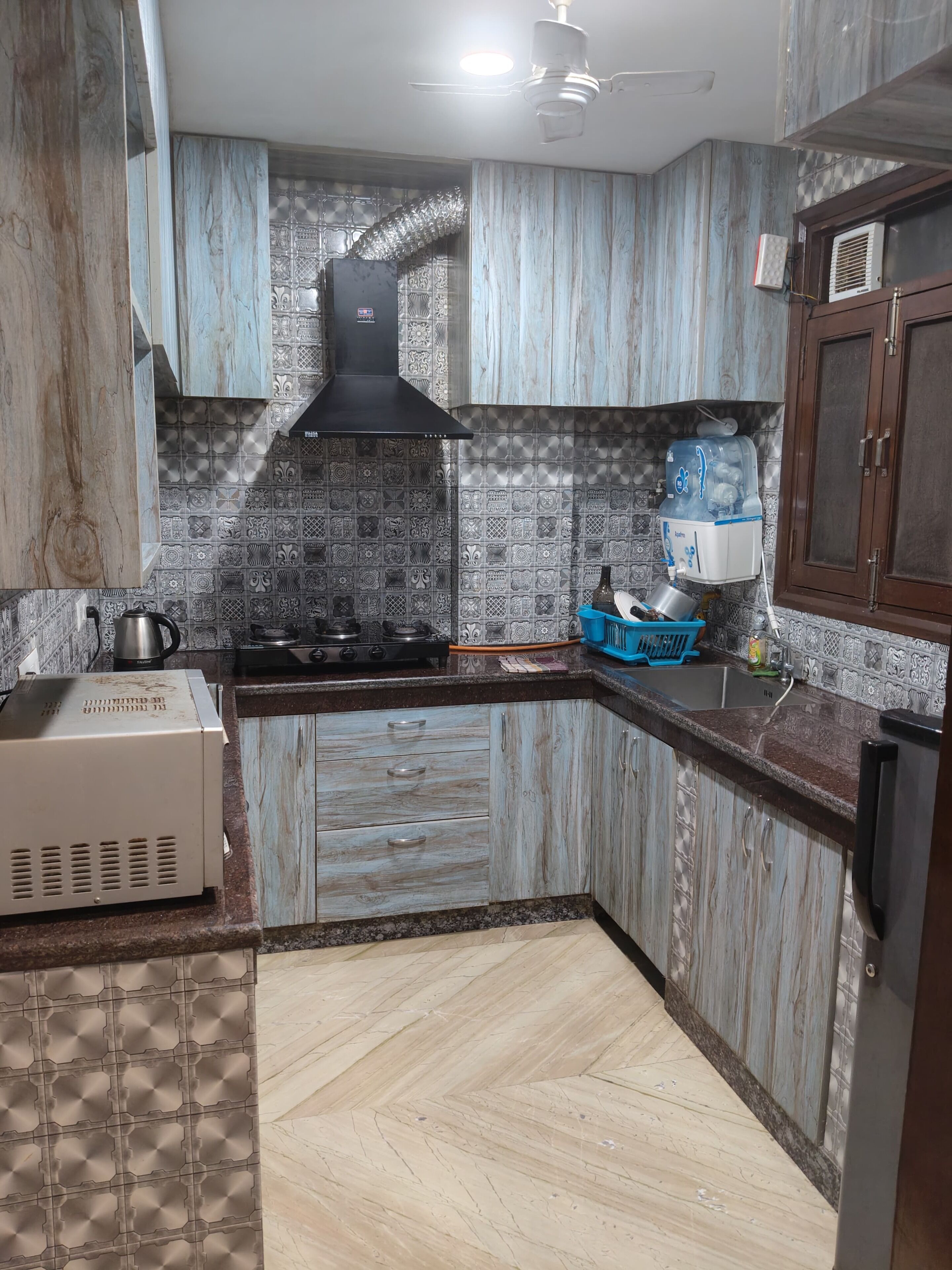 Fridge, oven, stovetop, electric kettle