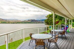 Outdoor dining - Oroville Lakefront House 3BR - Wi-Fi & Pets (Oroville)