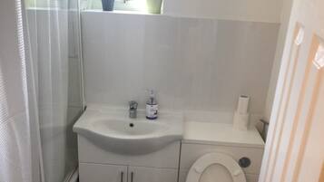 Comfort Apartment, 2 Bedrooms, Kitchen | Bathroom | Combined shower/bathtub, free toiletries, hair dryer, towels