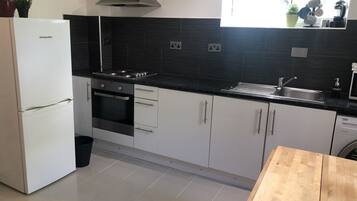 Apartamento Confort, 2 habitaciones, cocina | Cocina privada | Frigorífico grande, microondas, horno y placa de cocina