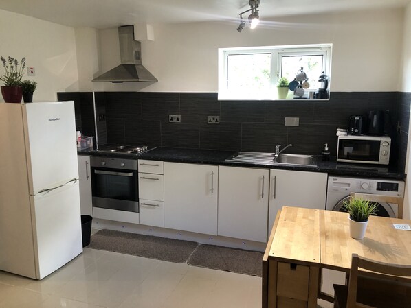 Comfort Apartment, 2 Bedrooms, Kitchen | Private kitchen | Full-size fridge, microwave, oven, stovetop - 2 bedroom Apartment Heathrow Airport (Hayes)