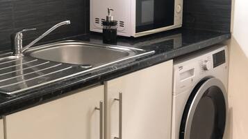 Frigorífico grande, microondas, horno y placa de cocina