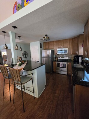 ثلاجة، ميكروويف، فرن، موقد طهي مسطح