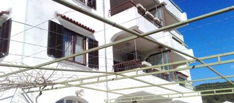 Town center triple room with parking place