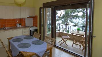 Vila, 3 quartos | Área de estar | TV de tela plana, lareira