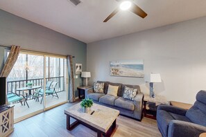 Fernseher, DVD-Player, Tischfußball, Tischtennisplatte