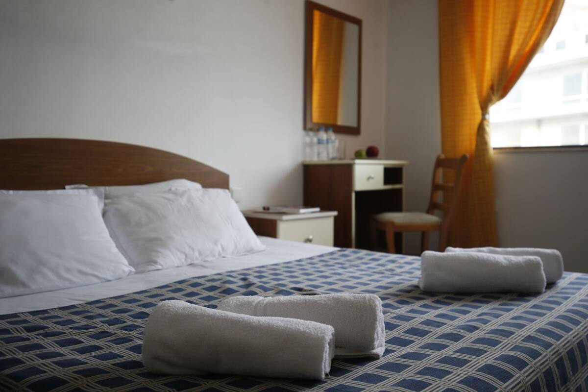 Escritorio, tabla de planchar con plancha, wifi gratis y ropa de cama