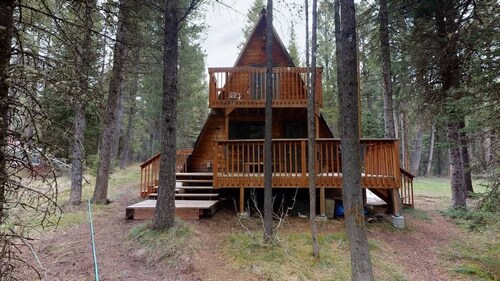 32 MI to YNP | Fire Pit | Creekside Cabin | 3 BR