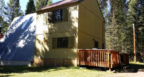 32 MI to YNP | Fire Pit | Creekside Cabin | 3 BR