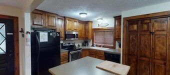 32 MI to YNP | Fire Pit | Creekside Cabin | 3 BR