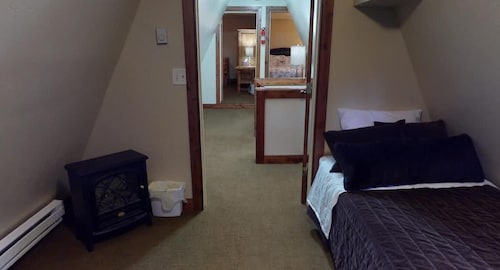 32 MI to YNP | Fire Pit | Creekside Cabin | 3 BR