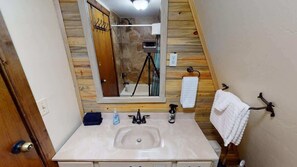 Combined shower/bathtub, hair dryer, towels