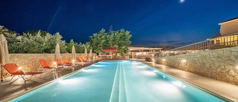 Piscina externa sazonal, guarda-sóis, espreguiçadeiras