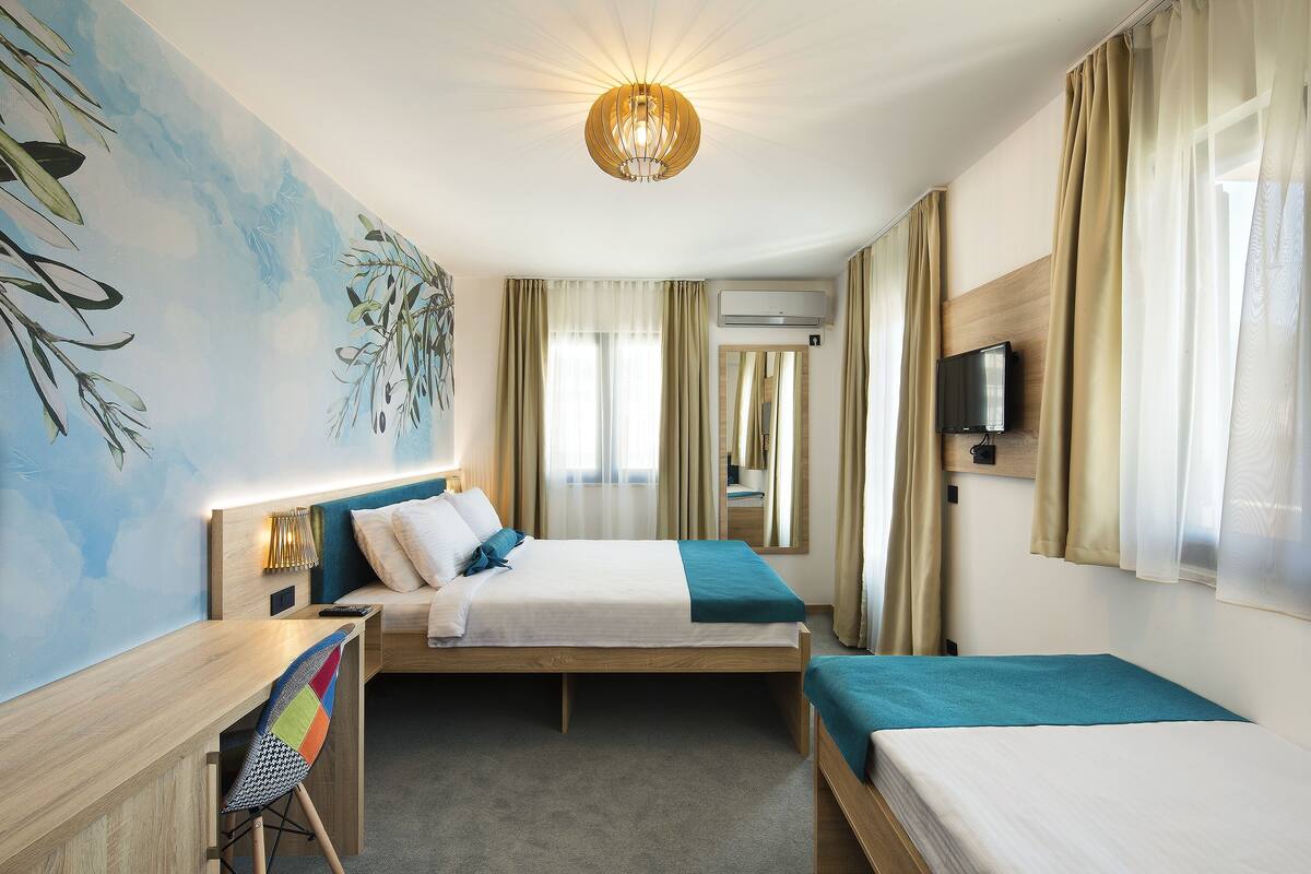 Family Room | Minibar, in-room safe, desk, blackout drapes