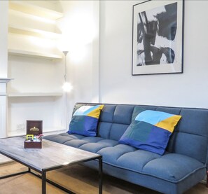 Casa de ciudad empresarial | Área de sala de estar | Smart TV 