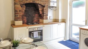 Business Townhome | Private kitchen | Fridge, microwave, oven, stovetop - 4 Louisa Tudors eSuites City Centre (Birmingham)
