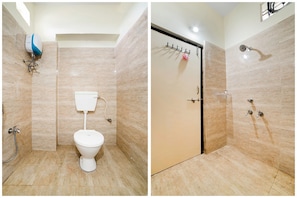 Deluxe Double Room | Bathroom | Shower, free toiletries, towels