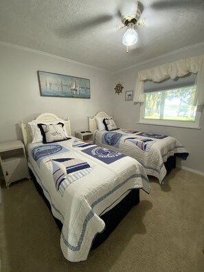 3 habitaciones, tabla de planchar con plancha y cuna de viaje