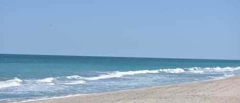 Chaises longues, serviettes de plage