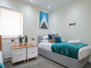 Business Townhome | 4 bedrooms, premium bedding, iron/ironing board, rollaway beds - Tudors eSuites Birmingham Townhouse Private Garden Free Parking (Birmingham)