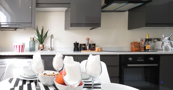 Business Townhome | Private kitchen | Full-sized fridge, microwave, oven, stovetop - Tudors eSuites Birmingham Townhouse Private Garden Free Parking (Birmingham)