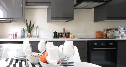Tudors eSuites Birmingham Townhouse Private Garden Free Parking
