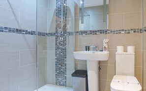 Business Townhome | Bathroom - Tudors eSuites Birmingham Townhouse Private Garden Free Parking (Birmingham)