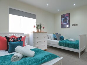 4 bedrooms, premium bedding, iron/ironing board, rollaway beds - Tudors eSuites Birmingham Townhouse Private Garden Free Parking (Birmingham)