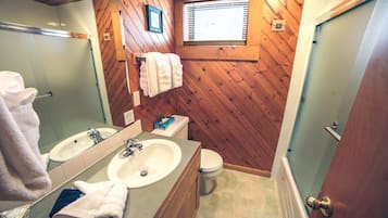 Combined shower/bathtub, hair dryer, towels