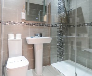 Business Townhome | Bathroom | Free toiletries, hair dryer, towels, soap - Tudors eSuites Birmingham Townhouse Private Garden Free Parking (Birmingham)