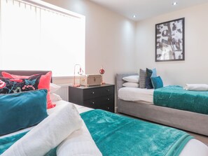 Business Townhome | 4 bedrooms, Egyptian cotton sheets, premium bedding, blackout curtains - Tudors eSuites Birmingham Townhouse Private Garden Free Parking (Birmingham)