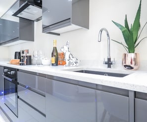 Maison mitoyenne Affaires | Cuisine privée | Grand réfrigérateur, four, plaque de cuisson, lave-vaisselle