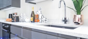 Tudors eSuites Birmingham Townhouse Private Garden Free Parking