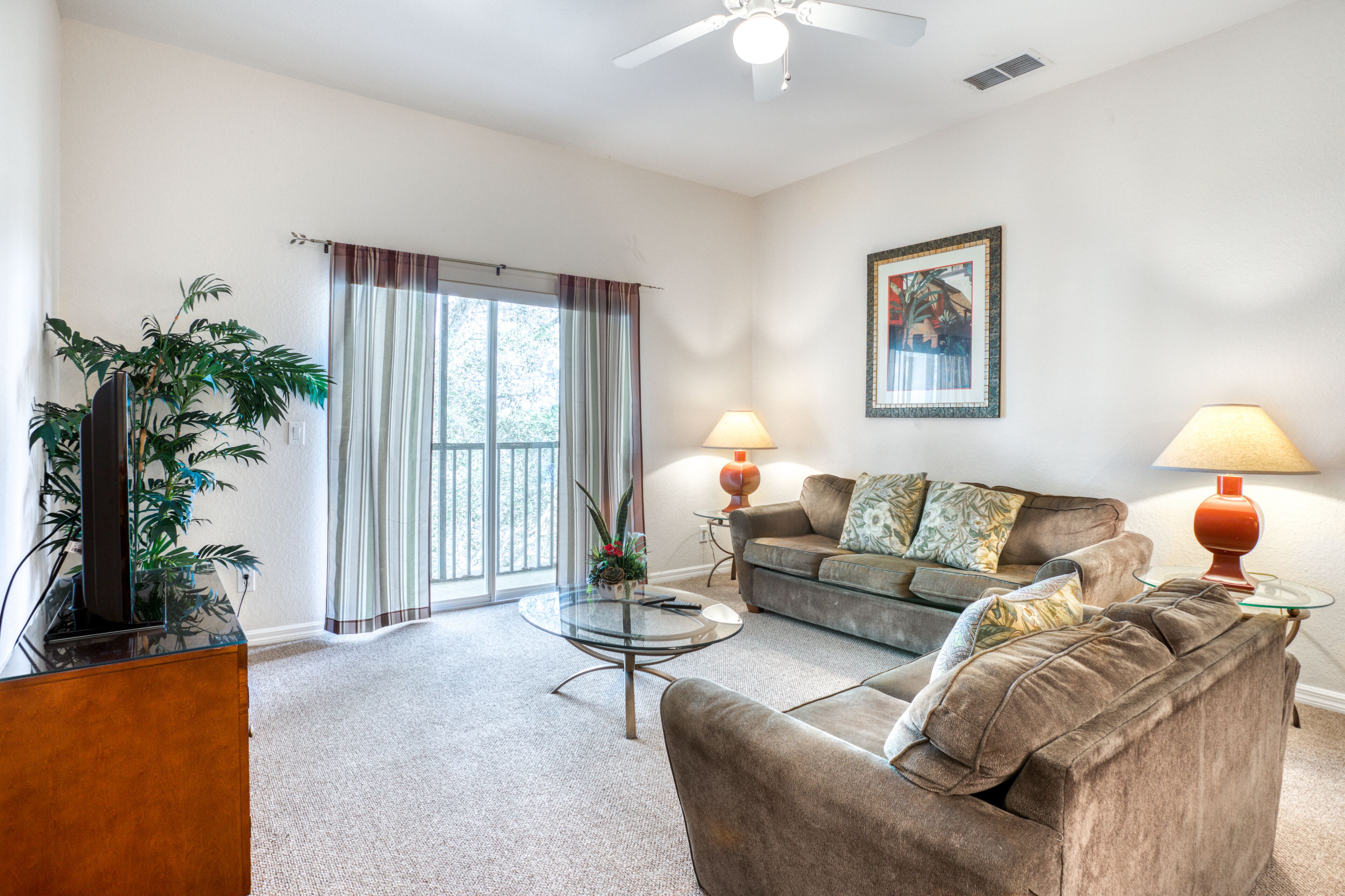 Third floor condo near theme parks, shared pools, tennis court, balcony, gym