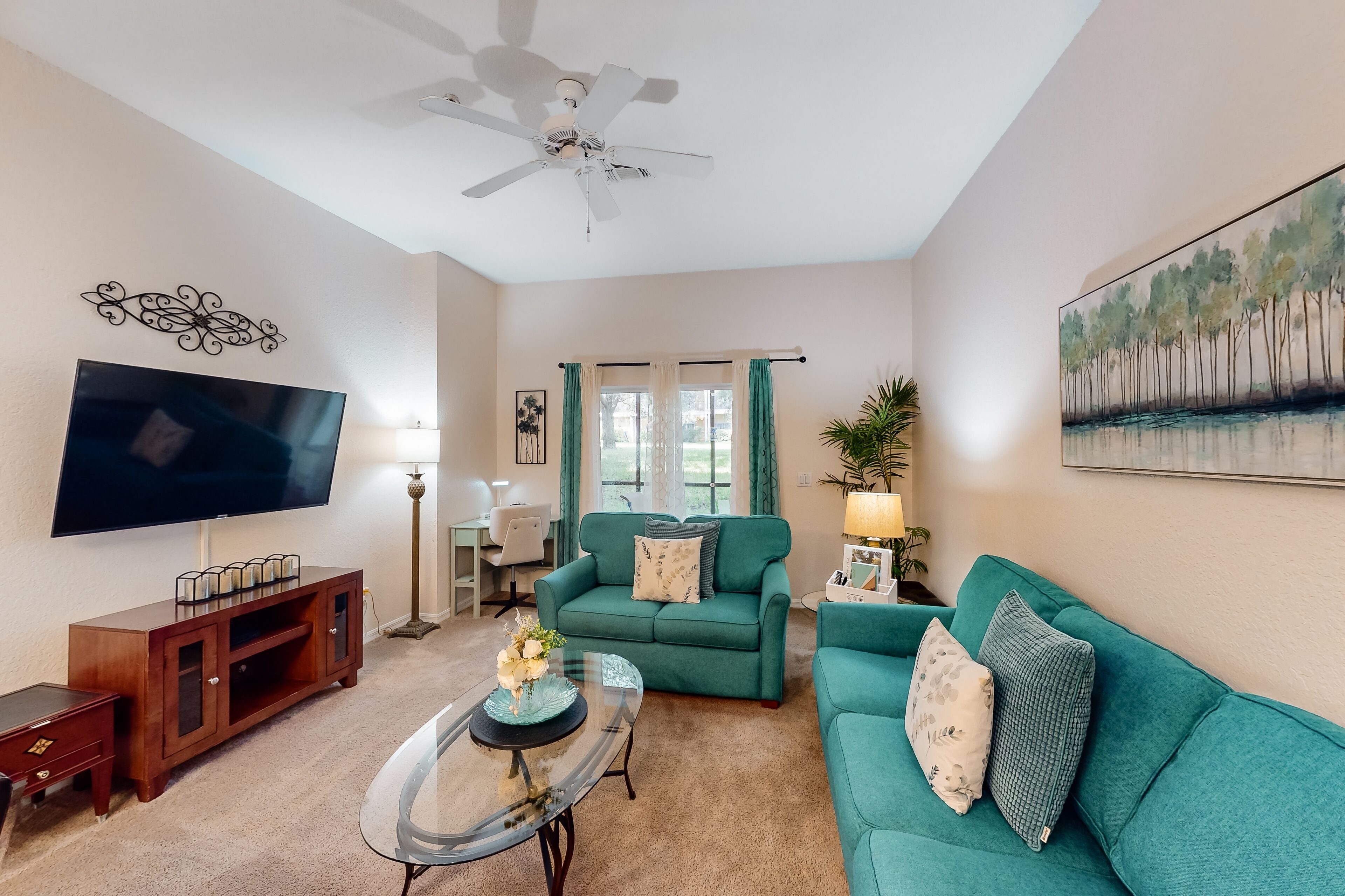1st floor condo w/ restaurant, patio, sauna, shared pools, gym