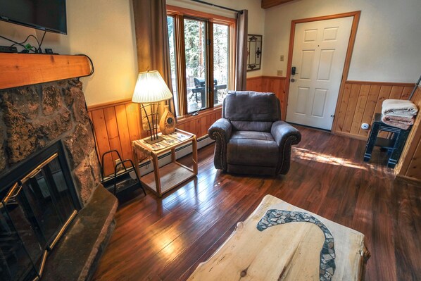 Televisión y chimenea 