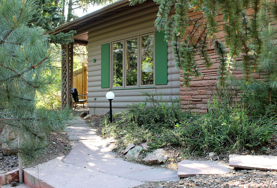 One bedroom cabin with personal hot tub, close to downtown Estes Park