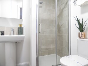 Business-Stadtwohnung | Badezimmer | Duschwanne, kostenlose Toilettenartikel, Haartrockner, Handtücher