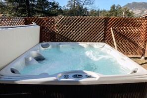 Outdoor spa tub - Low risk cancel policy - Family sized cabin (Estes Park)