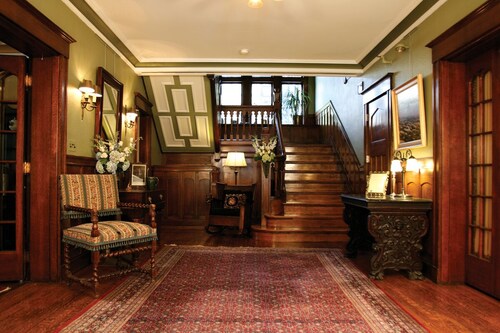 Private Furnished Rooms near Longwood Medical and Coolidge Corner