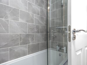 Business Townhome | Bathroom - Tudors eSuites Birmingham House with Private Garden Free Parking (Birmingham)