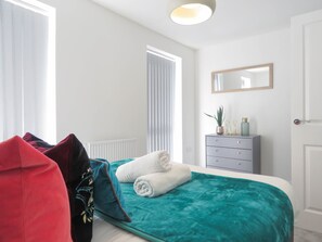 Business Townhome | 2 bedrooms, Egyptian cotton sheets, premium bedding, memory foam beds - Tudors eSuites Birmingham House with Private Garden Free Parking (Birmingham)