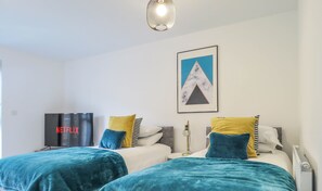 Business Townhome | Living area