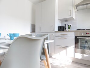 Business Townhome | Private kitchen - Tudors eSuites Birmingham House with Private Garden Free Parking (Birmingham)