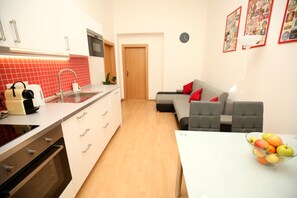 Réfrigérateur, micro-ondes, four, plaque de cuisson