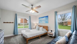 4 bedrooms, desk, iron/ironing board, WiFi - Fishing & Skate Park / 10 mins to Ark / Sleeps 14 (Dry Ridge)