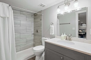 Baignoire, sèche-cheveux, serviettes fournies, shampoing